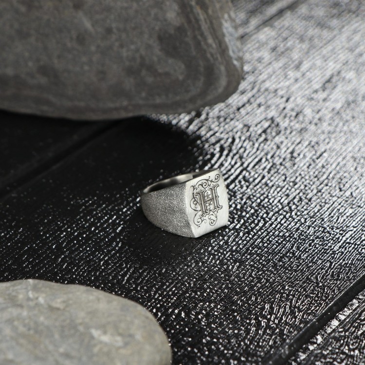 Eskitme Model Kişiye Özel Harf İşlemeli Erkek Gümüş Yüzük
