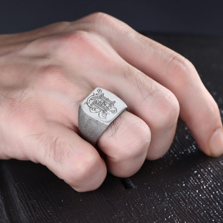 Eskitme Model Kişiye Özel Harf İşlemeli Erkek Gümüş Yüzük