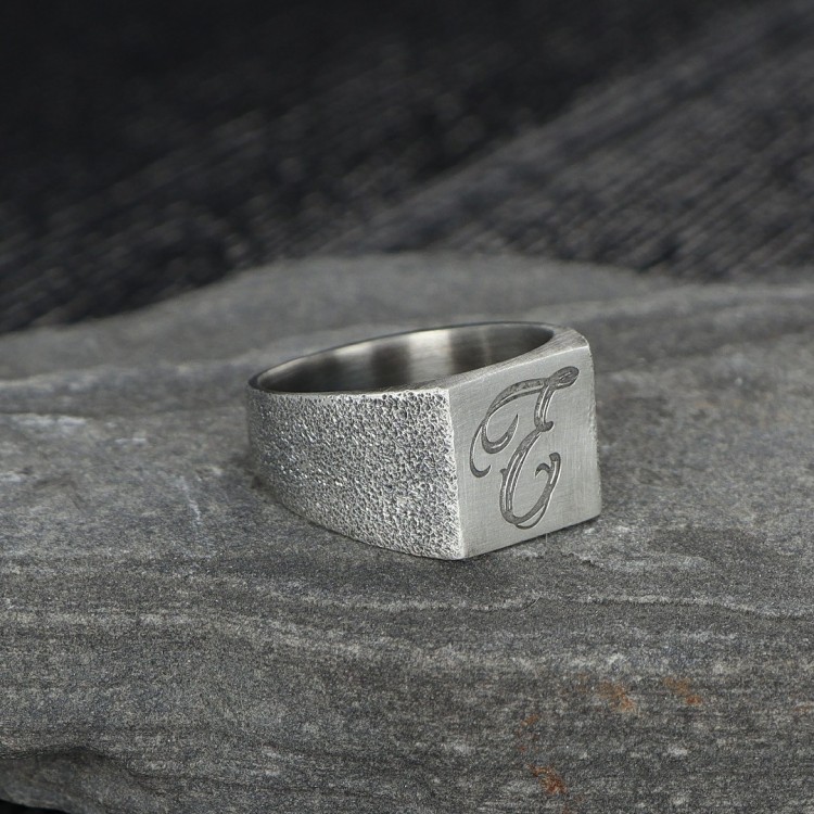 Eskitme Model Kişiye Özel Harf İşlemeli Erkek Gümüş Yüzük