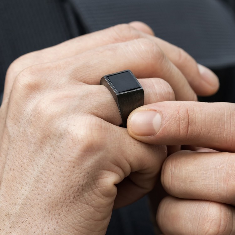 Rodyum Kaplamalı Oniks Taşlı Erkek Gümüş Yüzük Rodyum Kaplamalı Oniks Taşlı Erkek Gümüş Yüzük